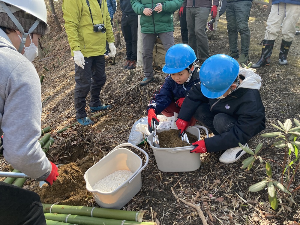 土壌改良材と埋め戻す土を混ぜている様子の画像