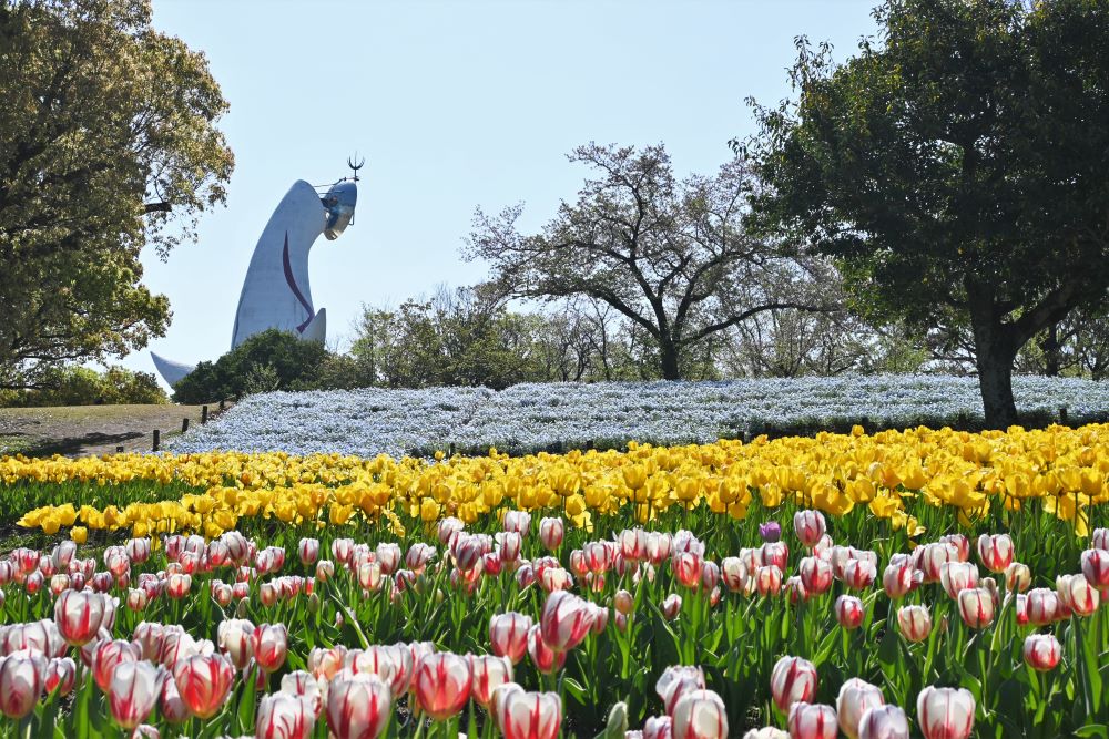 チューリップの花園と太陽の塔