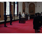 表敬訪問された私立学校の生徒にお祝いの言葉を述べる知事