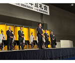 壇上で挨拶をする知事