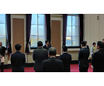 お祝いの言葉を述べる知事