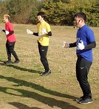 ながら運動の見本を見せる吉本興業所属の芸人であるギャグ3兄弟