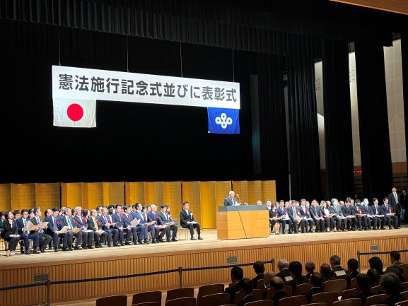 日本国憲法前文を朗読する中谷議長