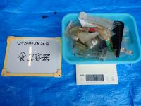ゴミの種類ごとに個数等を調査する(重量の計測は不要です)写真