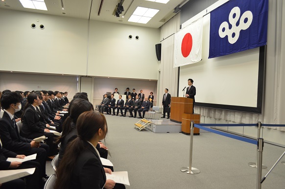 新規採用職員に訓辞を述べる知事