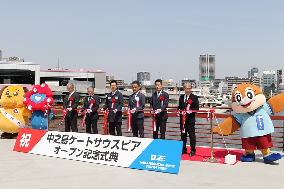 テープカットをする知事