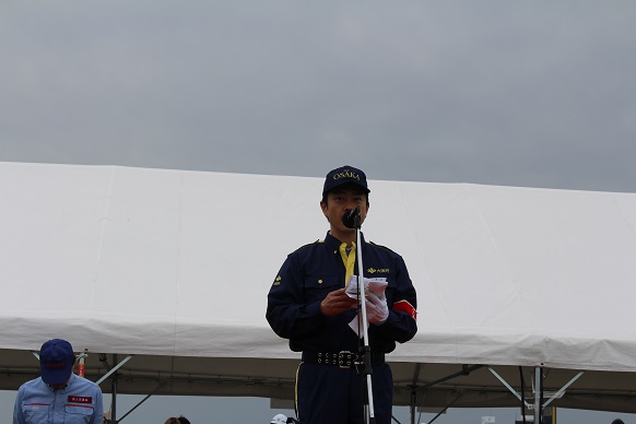 演習参加者に対して挨拶する知事
