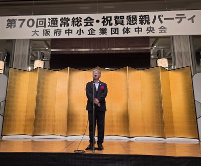 挨拶する金城議長