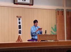 落語の歴史等を話す様子