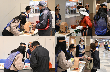 イベントの様子です。職員が府民にアンケートへの回答を促している様子。