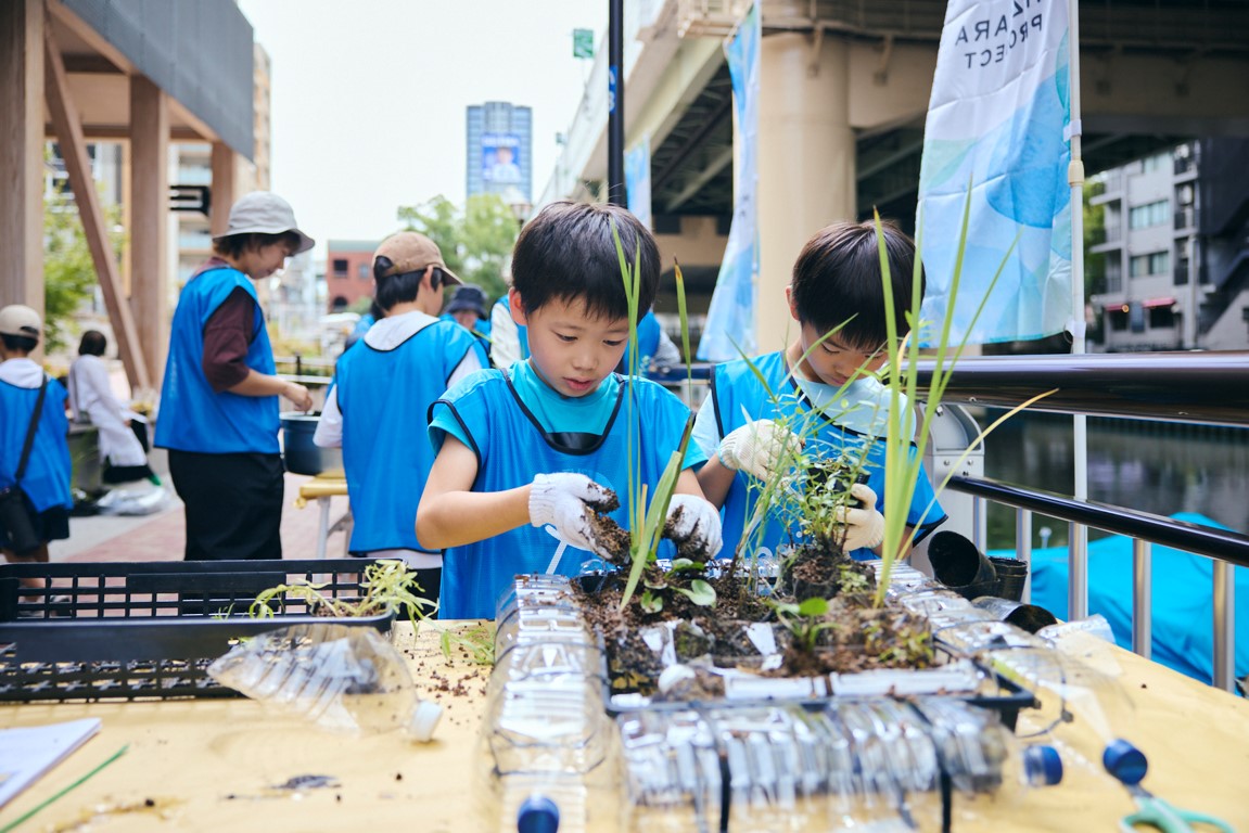 子どもたちがトラッシュアイランドワークショップに参加している様子