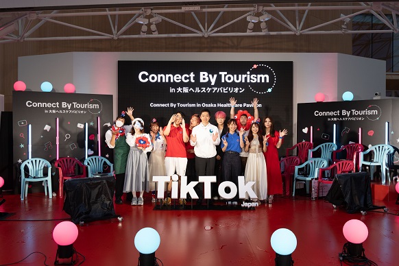 TikTokクリエイターと記念撮影をする知事