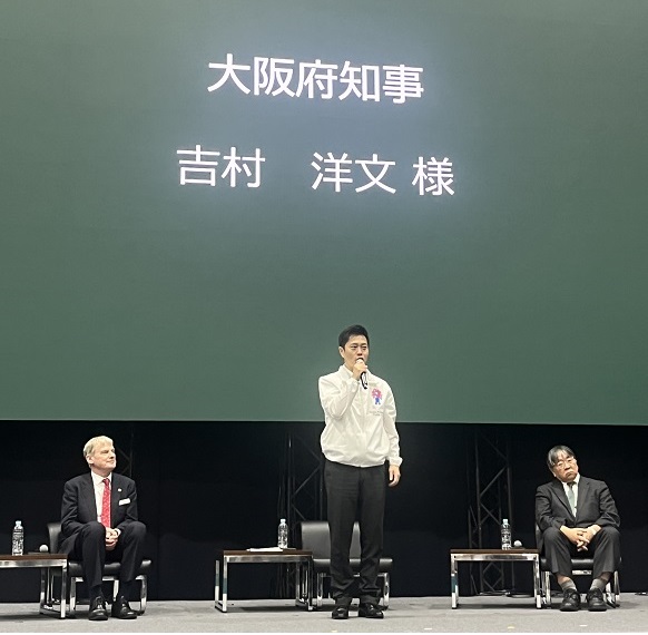 発表会であいさつする知事