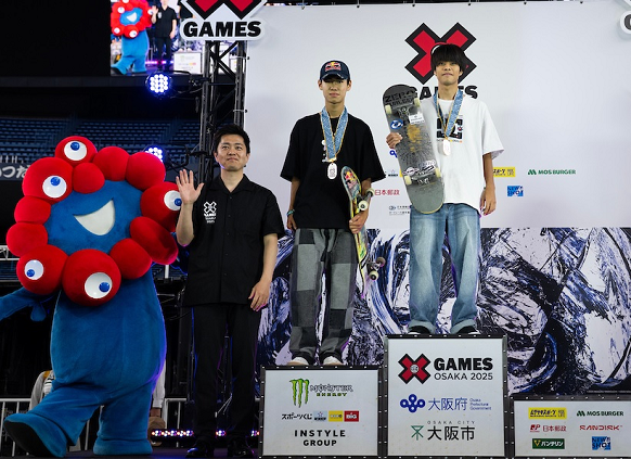 「X Games Osaka 2025　男子スケートボード ストリート」の表彰式に出席する知事