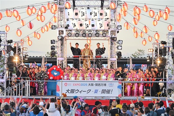 オープニングイベントに出演した松平健氏と横山大阪市長と知事