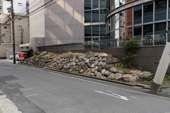 ドーンセンター北側の石垣