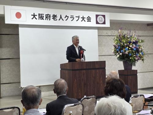 祝辞を述べる金城議長