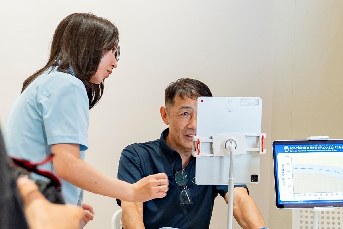 体験の様子(アイ・ブレインサイエンス)