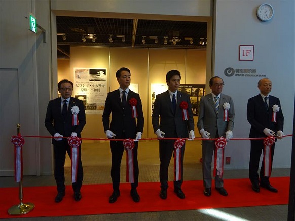 開会のテープカットを行う知事