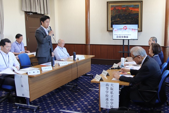 大阪私立中学校高等学校連合会草島会長と意見交換を行う知事