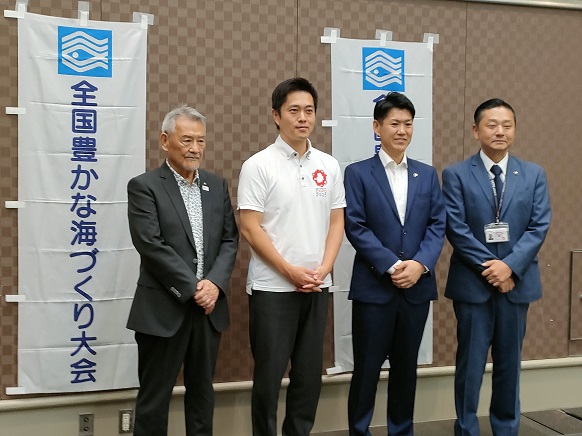 会議終了後に副会長とともに写真撮影に応じる知事