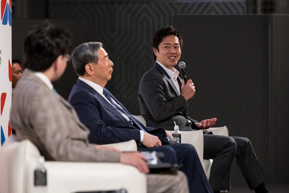 特別対談に登壇する知事