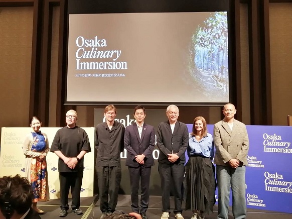 モデレータ、パネリストと記念撮影する知事