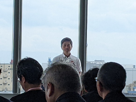 あいさつする知事