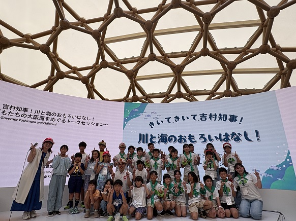 本イベントに参加した、MIZUBEキャラバン隊、貝塚市葛城緑の少年団(小学生計21名)と知事の集合写真