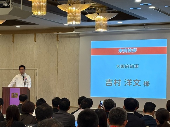 来賓挨拶する知事