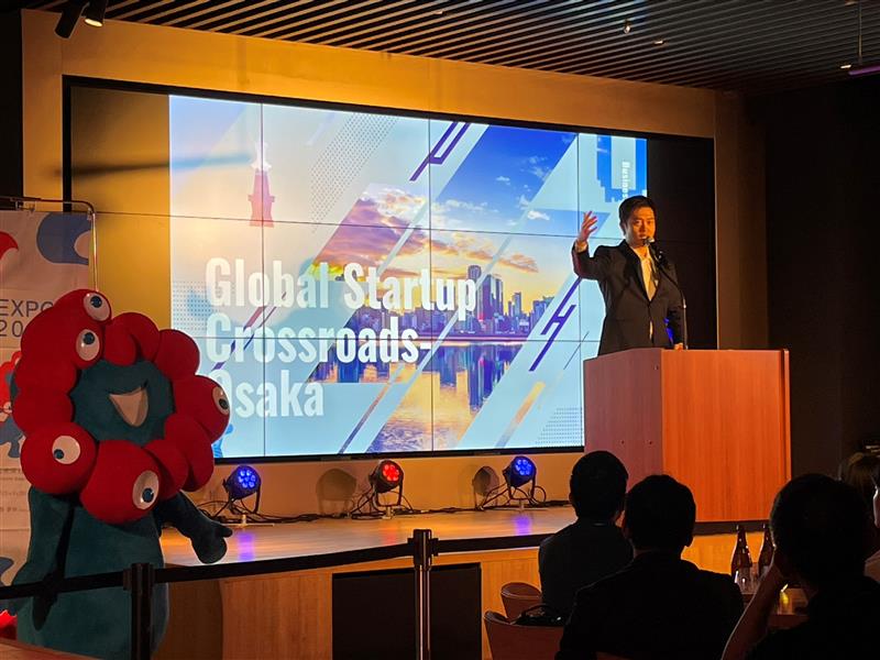 Global Startup Crossroads-Osakaのネットワーキングイベントで挨拶する知事