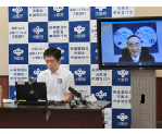 発言する知事