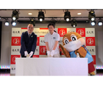 通天閣高井社長ともずやんとともに消灯レバーを下す知事