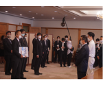 大阪松井市長とともに、大阪港湾局長以下幹部職員に対し、訓示する知事