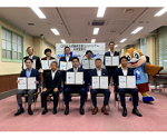 宣言文を掲げるコンソーシアム参画の民間人材サービス事業者各社代表と、知事及び商工労働部長