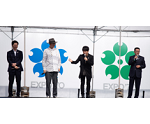 大阪・関西万博のアンバサダーであるコブクロ及び松井市長とトークをする知事