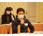 発言する知事