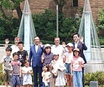 参加者と記念撮影をする知事