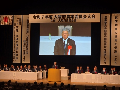 祝辞を述べる金城議長