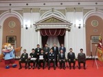 東海大学付属大阪仰星高等学校の皆さまと記念撮影をする知事