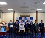 大阪バンバータの選手および関係者と知事