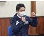 受賞者と懇談する知事