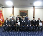 大阪桐蔭高等学校の皆さまと記念撮影をする知事