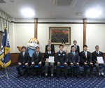 金光大阪高等学校の皆さまと記念撮影をする知事