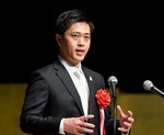 祝辞を述べる知事