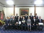 大阪桐蔭高等学校の皆さまと記念撮影をする知事