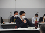 会議で発言する知事
