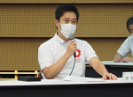 会議で発言する知事