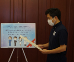 感謝状を読み上げる知事