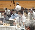 会議で発言する吉村知事